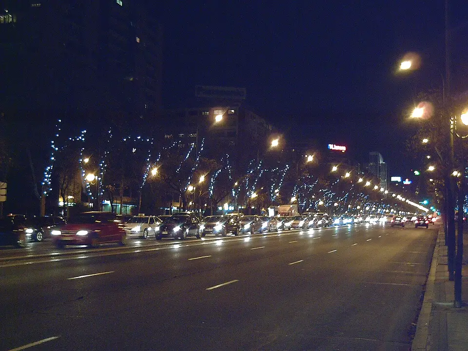 El Paseo de la Castellana de Madrid de noche, con el tráfico iluminado